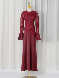 Elegante abito lungo bordeaux a maniche lunghe con ricami floreali e maniche a campana