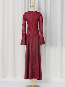 Elegante abito lungo bordeaux a maniche lunghe con ricami floreali e dettagli in raso.