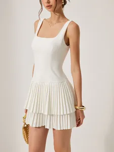 Elegante vestido mini blanco sin mangas con falda plisada a capas y escote cuadrado