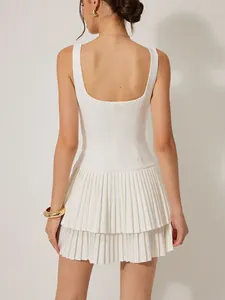 Elegante minivestido plisado de capas blancas con un corte ajustado y espalda abierta chic