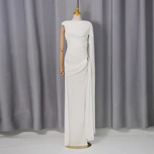 Dettaglio di un elegante abito maxi bianco plissettato asimmetrico in stile francese.