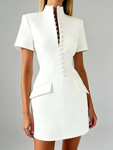 Vestido corto blanco de estilo francés ajustado con detalles de botones y cuello alto