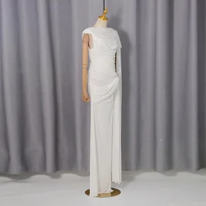 Elegante abito lungo drappeggiato bianco con design della spalla irregolare e pieghe