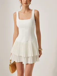 Elegante minivestido blanco plisado con escote cuadrado y falda de volantes chic.