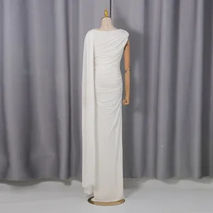 Vista posteriore di elegante abito lungo bianco irregolare con dettagli drappeggiati
