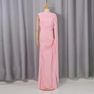 Dettaglio elegante abito da sera drappeggiato rosa con spalla asimmetrica e ruches