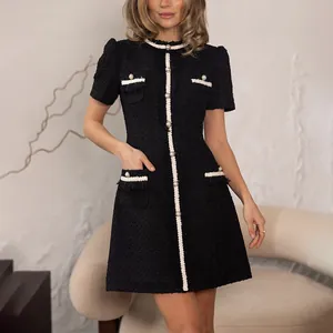 Elegantes schwarzes Tweed-Minikleid im französischen Stil mit weißen Verzierungen.