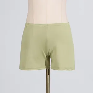 Dettaglio ravvicinato di eleganti pantaloncini estivi verde chiaro su un busto di manichino