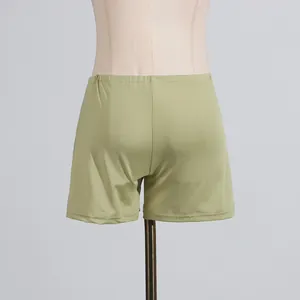 Vista posteriore di pantaloncini elasticizzati verde salvia su un manichino da sartoria