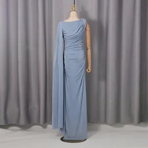 Vista posteriore di un elegante abito blu in stile francese con drappeggi e pieghe