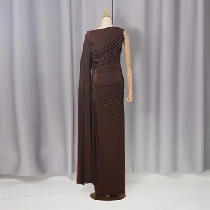 Abito lungo monospalla marrone cioccolato con drappeggio in stile francese elegante
