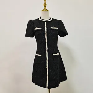 Französisches schwarzes Tweedkleid mit Kontrastbesatz und Perlenknöpfen auf Mannequin