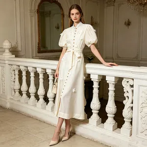 Robe longue élégante de style français crème avec fleurs 3D et manches bouffantes.