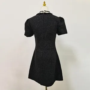 Rückansicht eines eleganten schwarzen Tweed-Kleids im französischen Stil