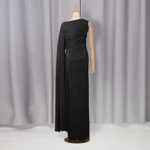 Vista posteriore di elegante abito nero con dettagli drappeggiati e manica a mantella