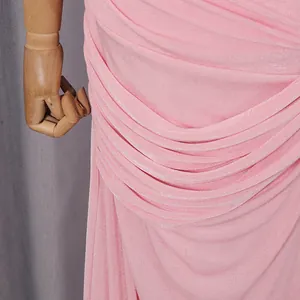 Dettaglio ravvicinato di elegante tessuto drappeggiato rosa con riflessi metallici
