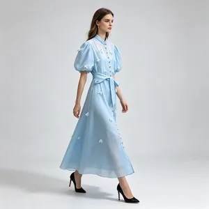 Vue détaillée d'une robe longue bleu clair de style français avec fleurs appliquées