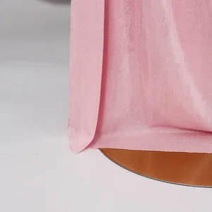 Vista ravvicinata del tessuto plissettato rosa luccicante sull'orlo di un abito