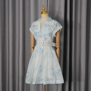 Vue détaillée de la robe chemise femme imprimé palmier bleu avec ceinture blanche