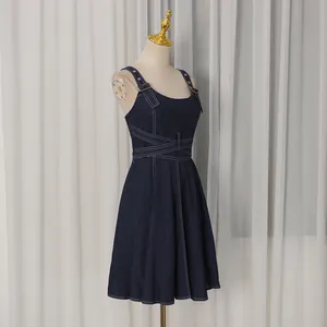Dunkelblaues Jeans-Trägerkleid mit Kontrastnähten und Taillenband auf Schaufensterpuppe
