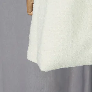 Makroaufnahme des eleganten weißen Tweed-Stoffs im französischen Stil für Kleider