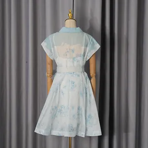 Vue arrière d'une robe chemise imprimée de style vacances avec un motif de palmiers