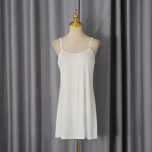 Vue détaillée de face d'une robe nuisette blanche à fines bretelles sur un mannequin.