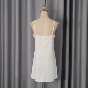 Vue arrière détaillée d'une robe nuisette blanche minimaliste à fines bretelles fines