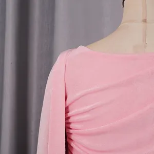 Primo piano del dettaglio del tessuto increspato rosa di alta qualità su un abito stile francese
