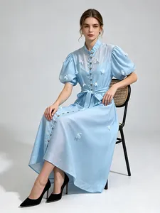 Robe longue bleu clair de style français avec fleurs appliquées et manches bouffantes