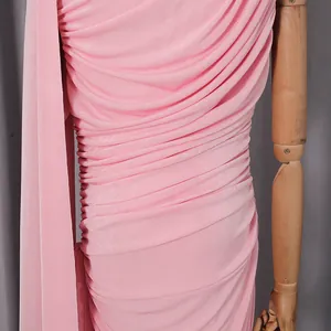 Dettaglio ravvicinato dell'elegante tessuto rosa drappeggiato di un abito francese