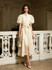 Robe mi-longue crème de style français élégant avec de beaux appliqués floraux de luxe