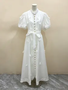Robe longue blanche de style français élégante avec manches bouffantes et fleurs en 3D