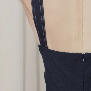Detailansicht eines dunkelblauen Jeanskleides mit Nähten und Reißverschluss hinten