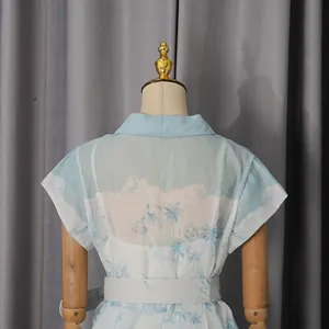 Vue arrière détaillée d'une robe chemise bleu clair à imprimé tropical avec ceinture