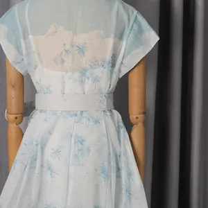 Gros plan détaillé montrant l'imprimé au dos et la ceinture de cette robe d'été