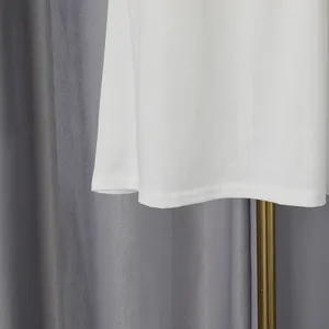 Gros plan sur l'ourlet aux coutures soignées d'une robe d'été blanche et minimaliste