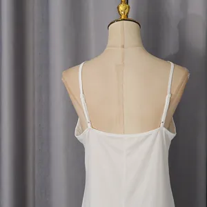 Vue détaillée du dos d'une robe caraco blanche avec de fines bretelles réglables.