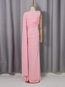 Elegante abito lungo drappeggiato asimmetrico rosa su manichino con pieghe graziose