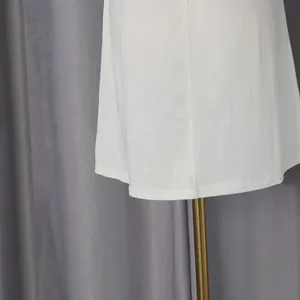 Vue macro détaillée de l'ourlet d'une robe chemise d'été blanche avec coutures précises