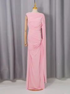 Elegante abito lungo rosa irregolare in stile francese con drappeggio e mantello