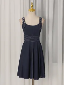 Dunkelblaues Jeans-Trägerkleid mit tailliertem Detail und modischen Kontrastnähten