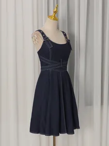 Ärmelloses dunkelblaues Denim-Trägerkleid mit Kontrastnähten und verstellbaren Trägern
