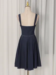 Dunkelblaues Jeans-Trägerkleid mit weißen Kontrastnähten, Rückansicht auf einer Schneiderpuppe