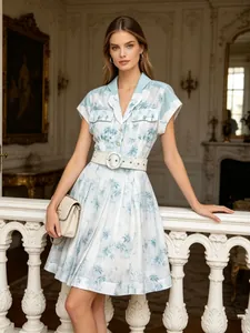 Élégante robe chemise imprimée tropicale bleu clair avec ceinture blanche pour l'été