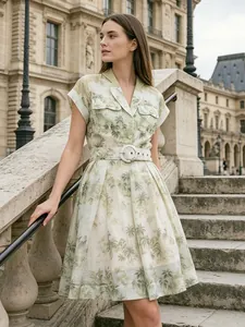 Robe chemise élégante style resort européen avec imprimé palmier tropical et ceinture