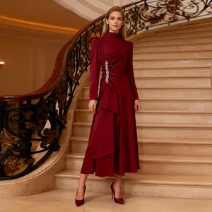 Elegantes burgunderrotes französisches Kleid mit unregelmäßigen Ärmeln und Strass