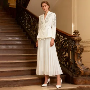 Weiße elegante Blazer und Plissee-Rock Set mit Strass-Details auf der Treppe im Detail