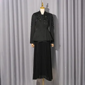Elegantes schwarzes zweiteiliges Kleidungsset mit Perlen-Blazer und Faltenmaxirock