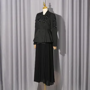Eleganter schwarzer Zweiteiler mit perlenbesetztem Blazer, Federn und langem Plisseerock.